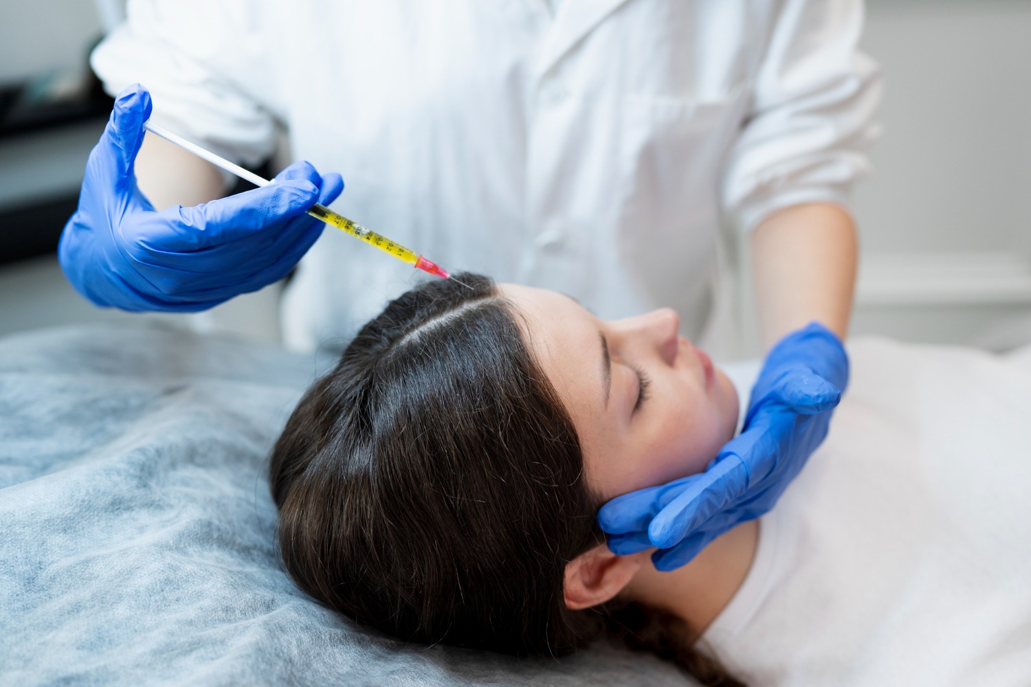 Specialist performing exosome therapy for hair restoration in Riyadh